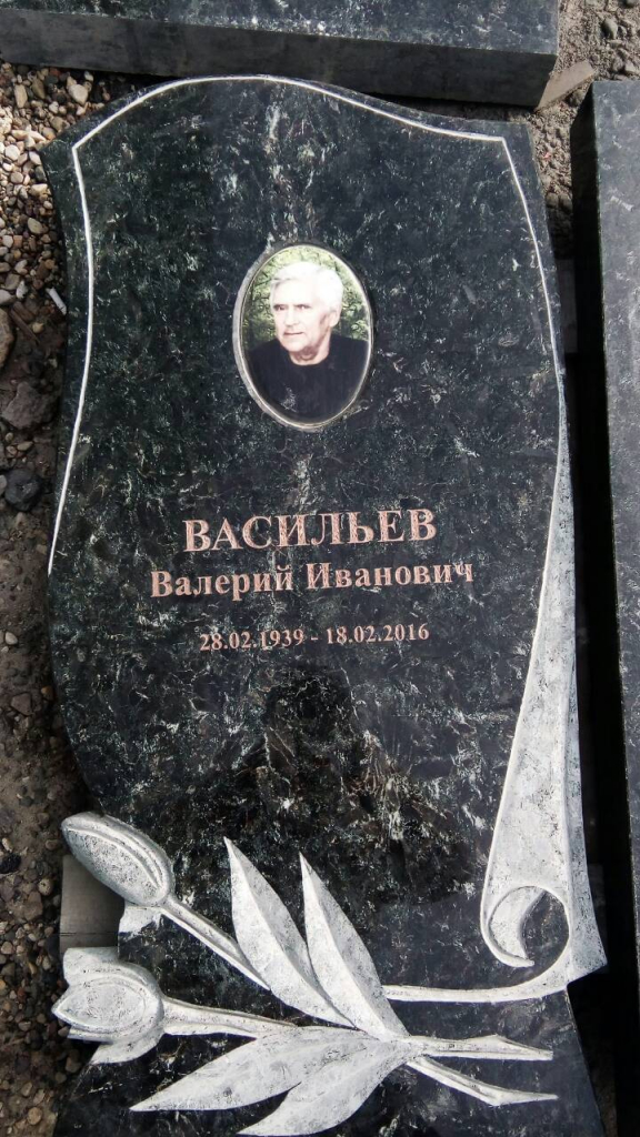 Резной памятник и зеленой Сопки