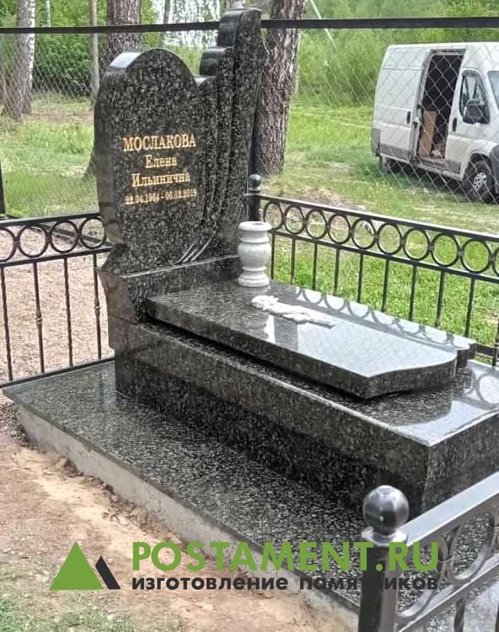 Памятник и цветник из зеленого гранита