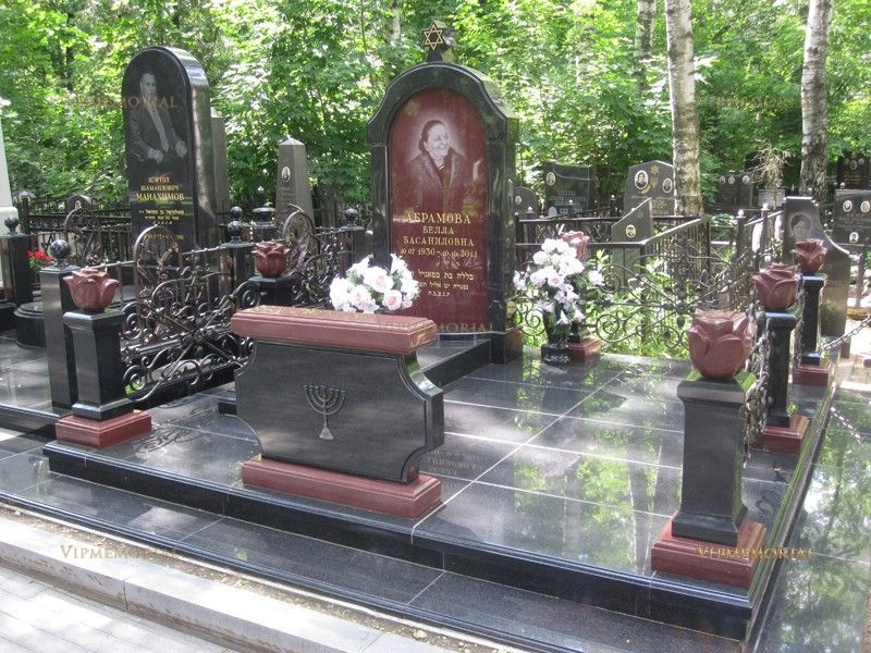 Высокая гранитная ограда