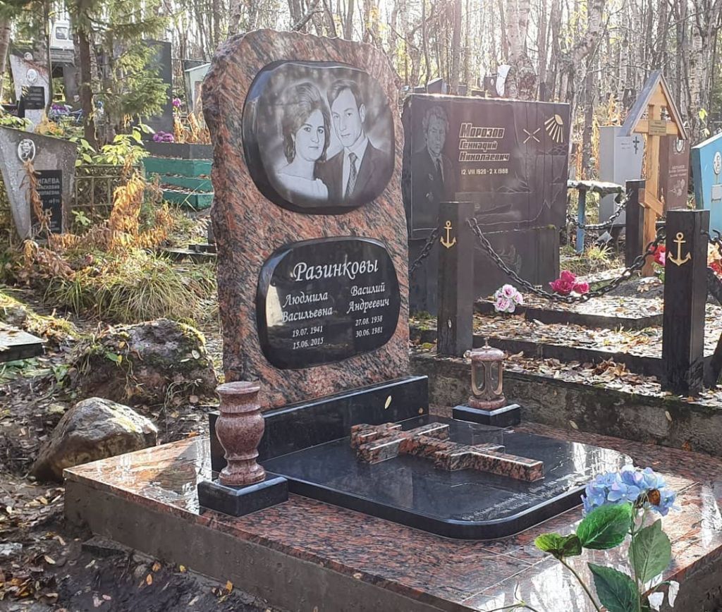 Памятник с гранитной вставкой