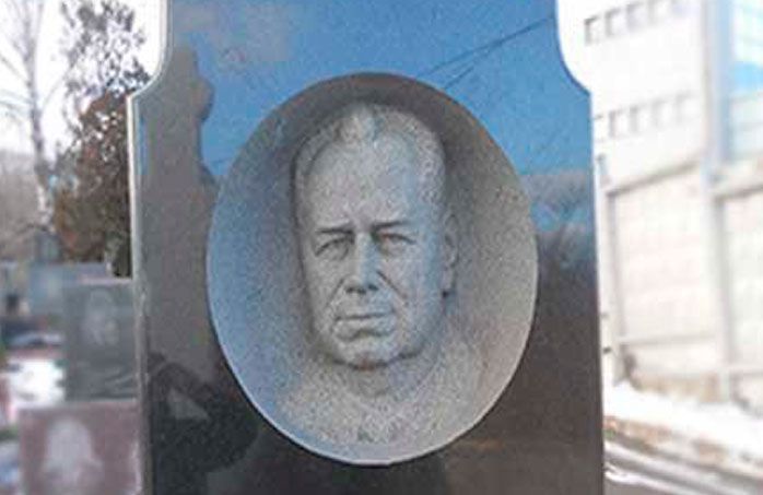 Гранитный барельеф фото