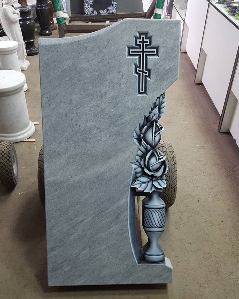 Памятник с розами