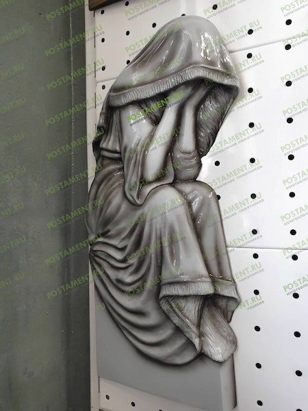 Скорбящая из акрила