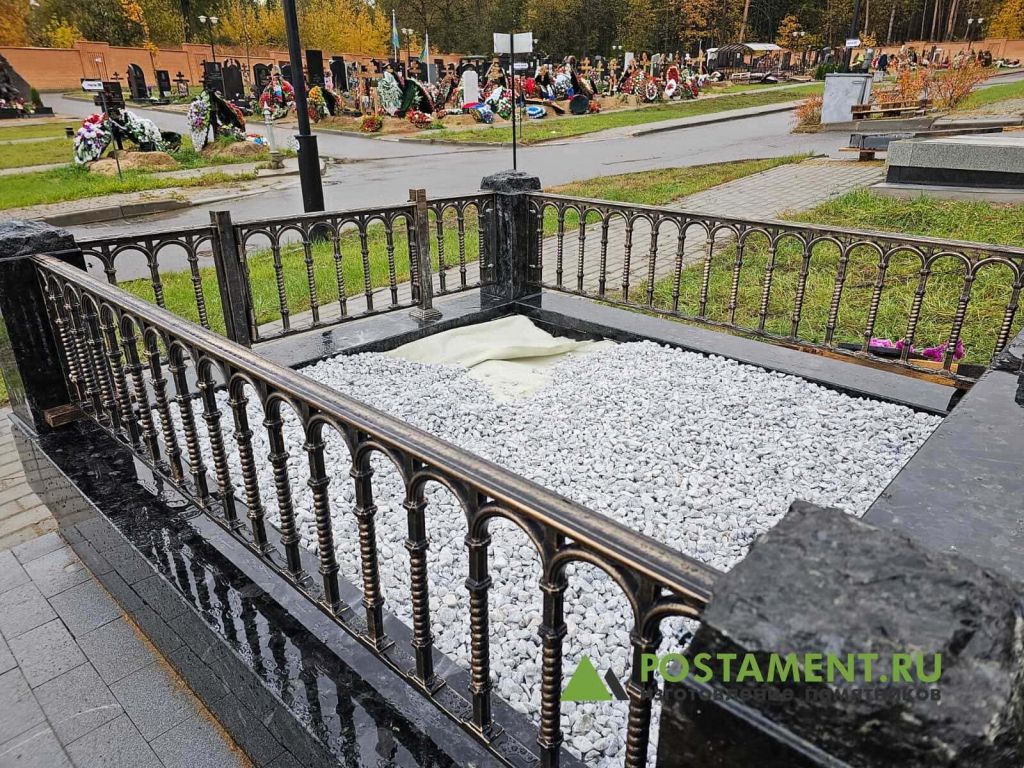 Кованая ограда в цоколе