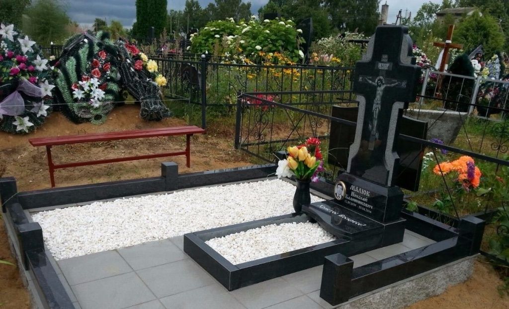 Памятник с гранитным крестом
