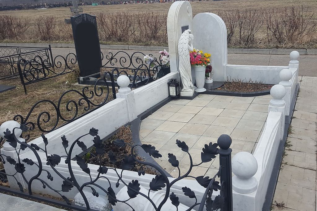 Памятник с ангелом из мрамора