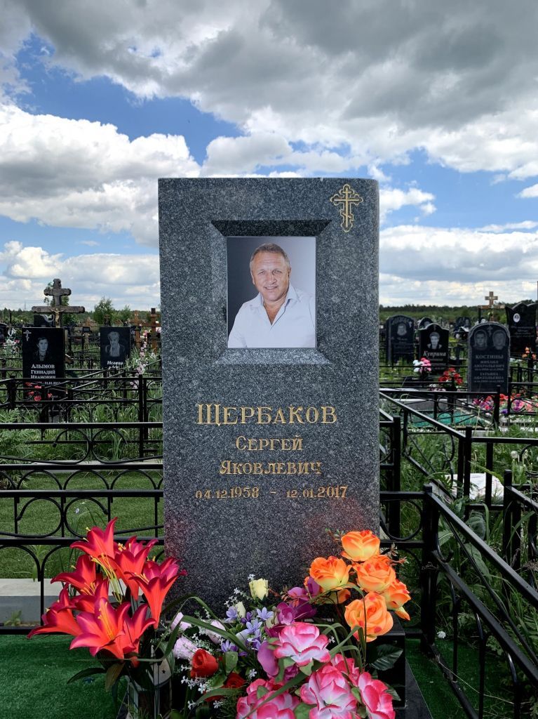 Стела из серого гранита