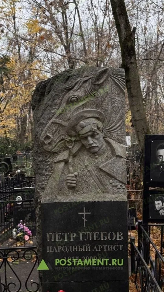 Резной памятник с лошадью