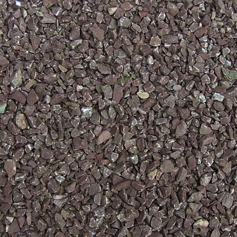 щебень бордовый на кладбище