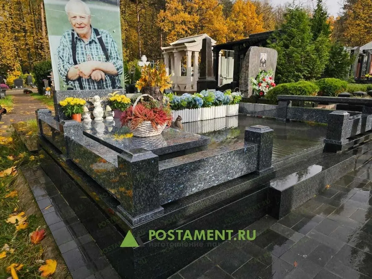 Цоколь из гранита Блю Перл