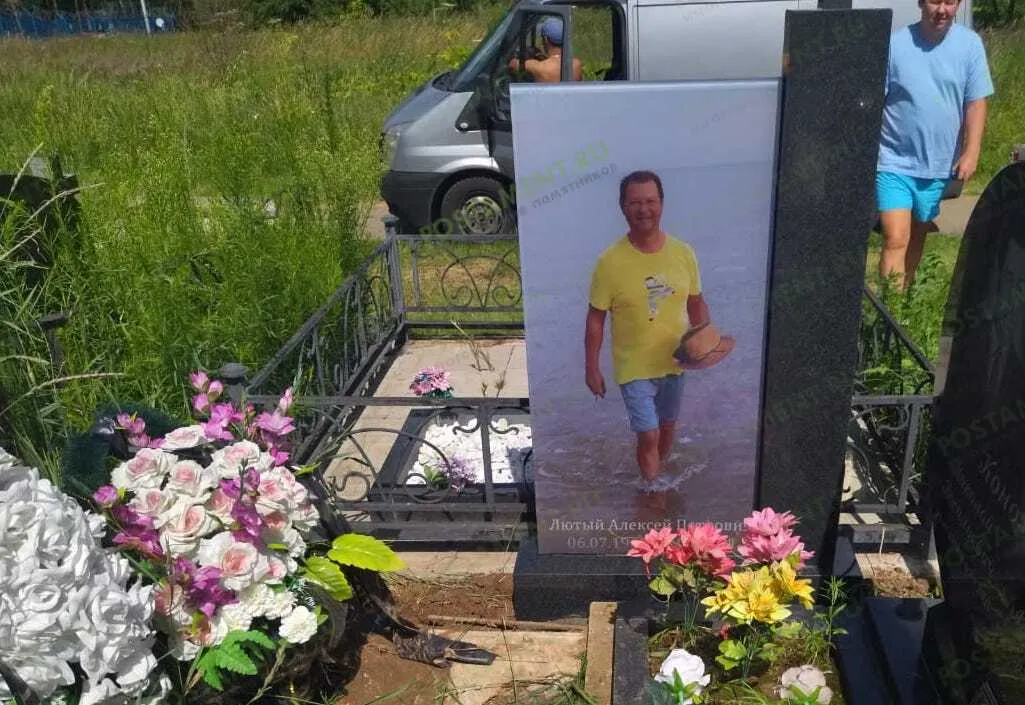 Памятник из стекла, портрет в полный рост