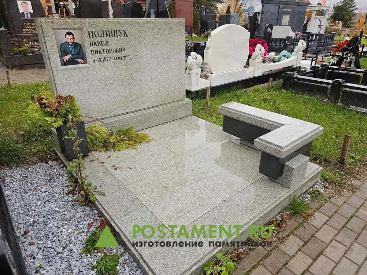 Простой цоколь со скамейкой