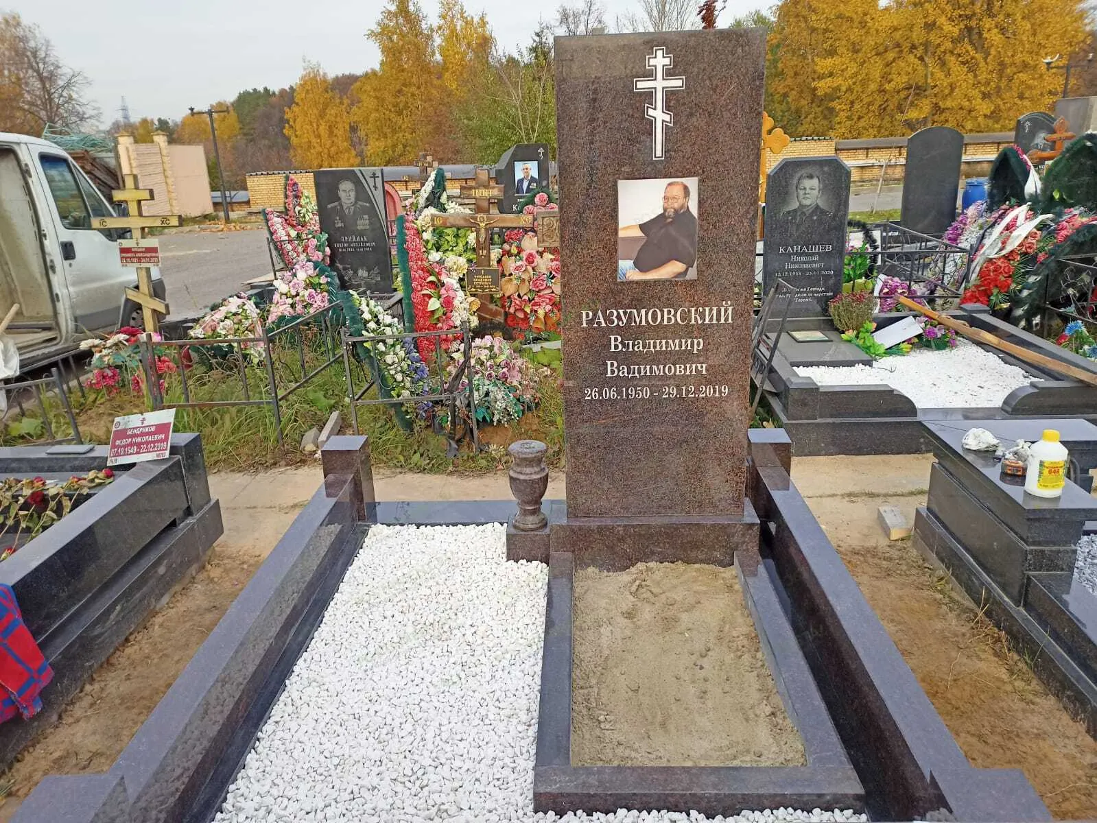 Образец прямого памятника с гравировкой и керамическим портретом