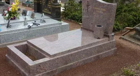 Памятники из Индийского камня