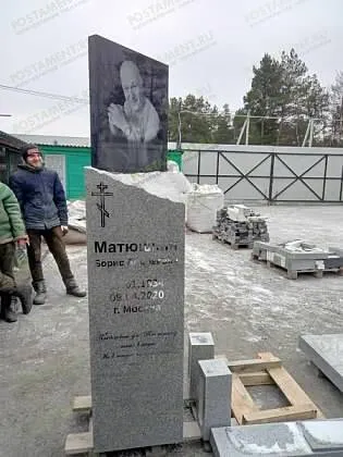 Мемориальный комплекс из гранита Цветок Урала