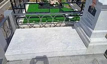 Мраморный цветник на могилу от компании «Постамент»