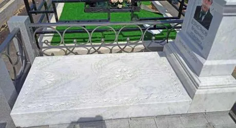 Мраморный цветник на могилу от компании «Постамент»