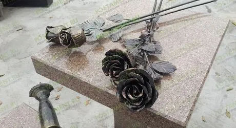Кованые розы на могилу