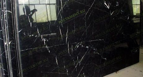 Памятники из черного мрамора: цены, особенности оформления и ухода