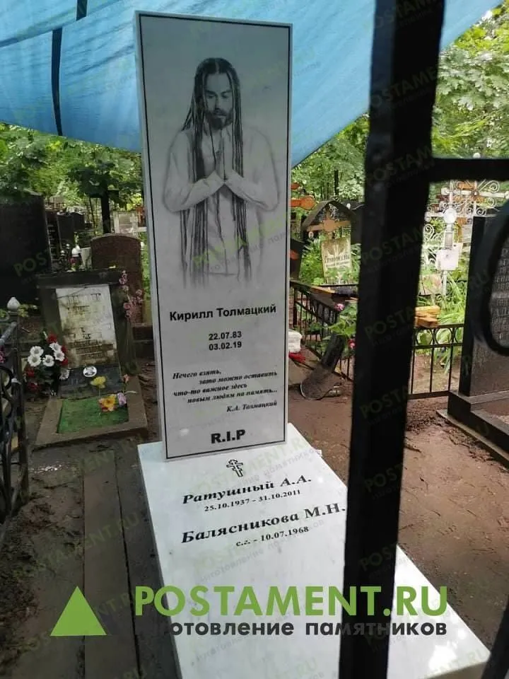 Памятник с цветником из мрамора