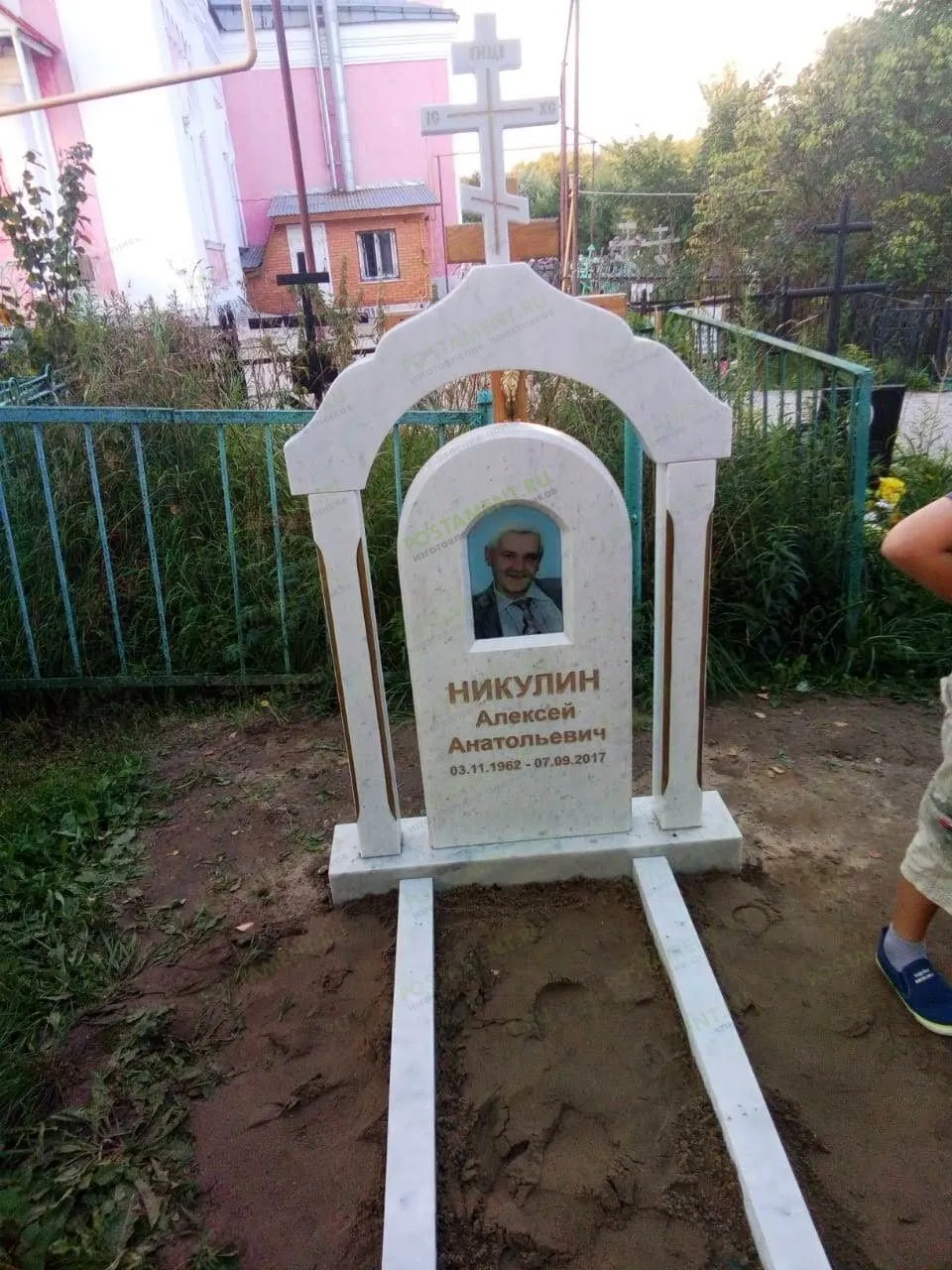 Крест из мрамора с аркой