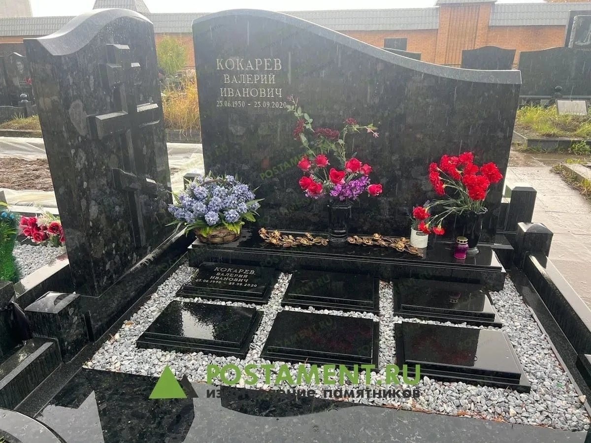 Семейный мемориальный комплекс с захоронениями под урну