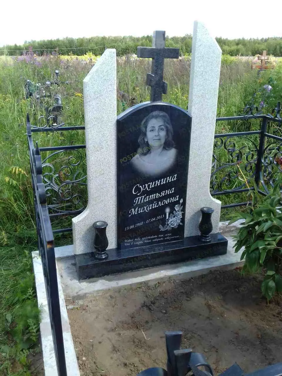 Комбинированный памятник со светлым гранитом