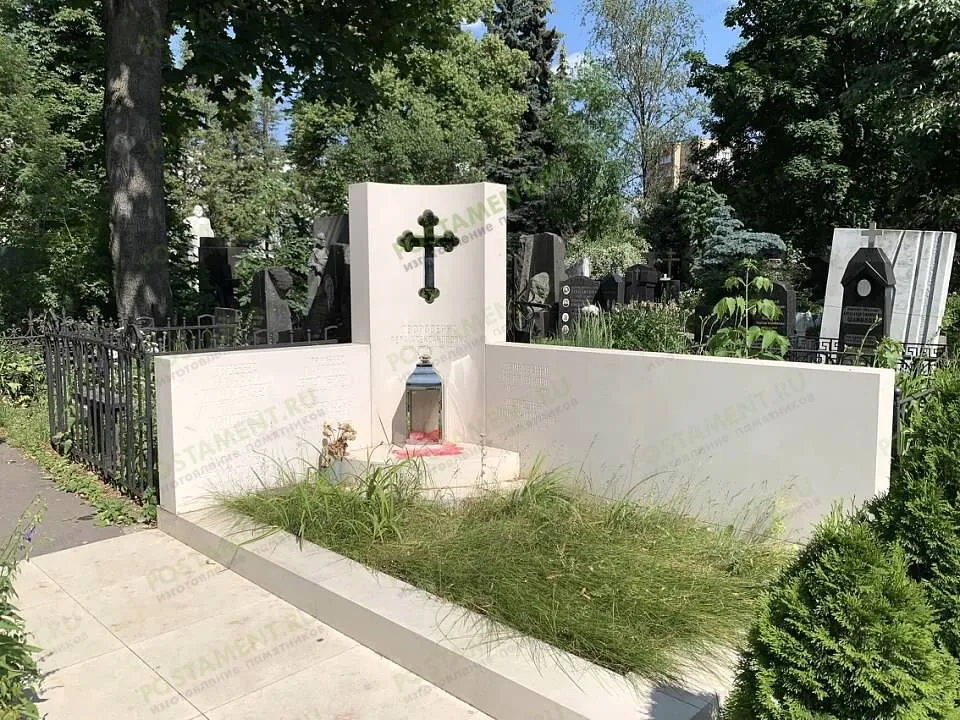 Крест из белоснежного греческого мрамора, семейный комплекс