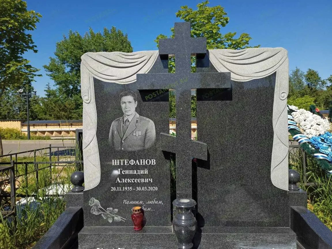 Семейный гранитный памятник с резной плащаницей