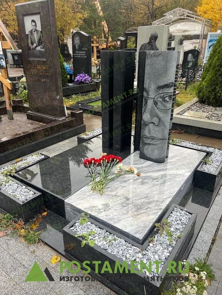 Памятник с цветником с мрамором