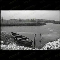 Лодка на берегу озера 99014