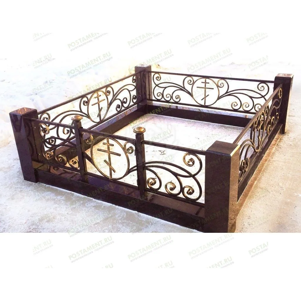 Цоколь из гранита с оградой и крестом из металла 22168