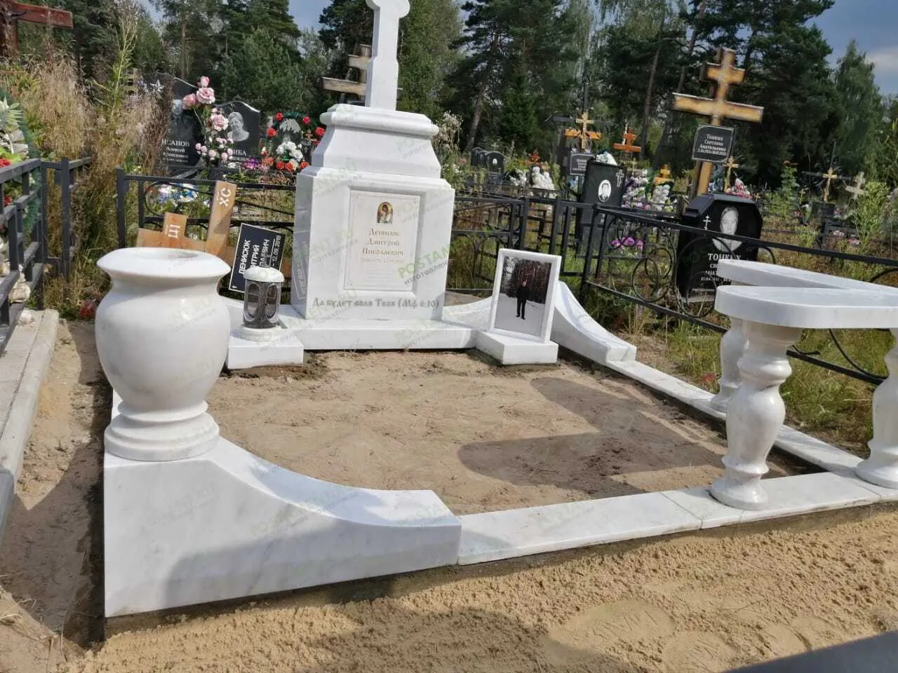 Цоколь из мрамора