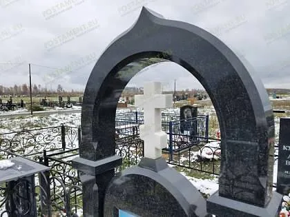 Крест из мрамора на комбинированном комплексе
