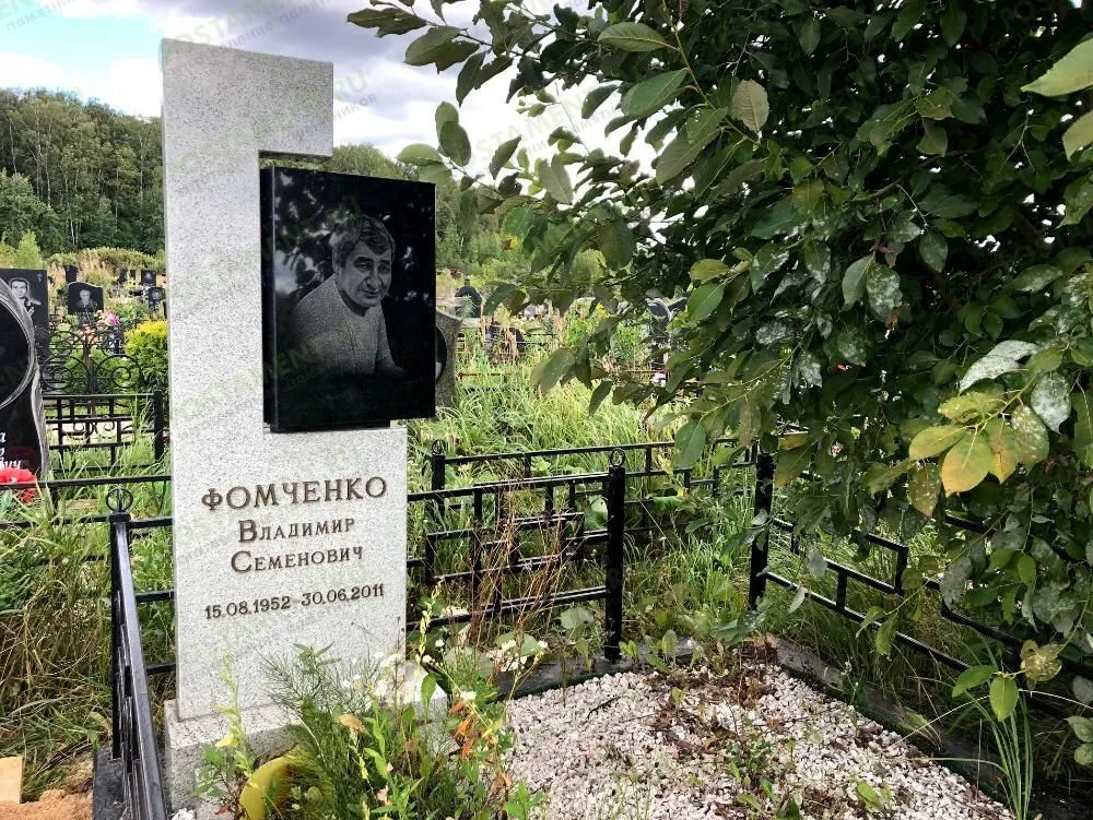 Памятник из светло-серого гранита