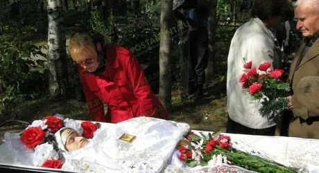 Как не стоит вести себя на похоронах, даже если вы неверующий