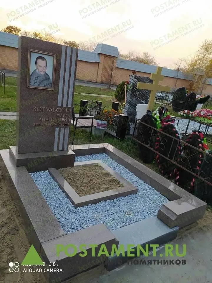 Комплекс с цветником в центре