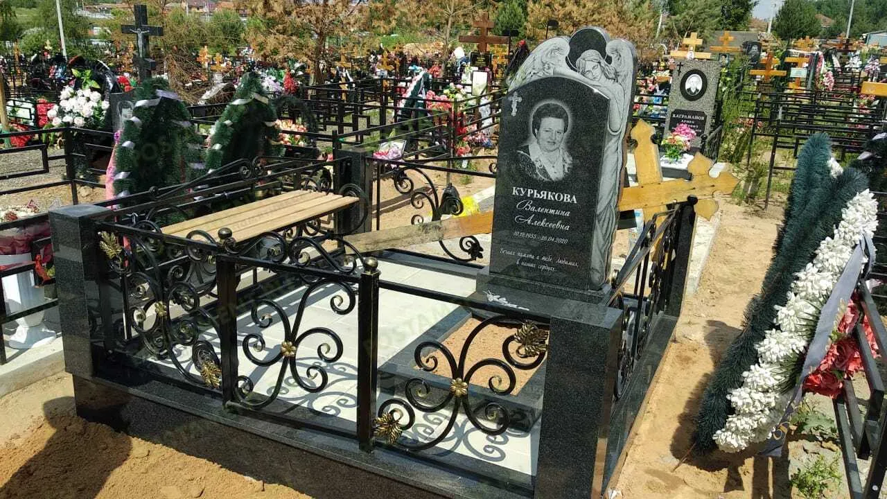 Ангел из черного гранита, цоколь из гранита с кованой оградой