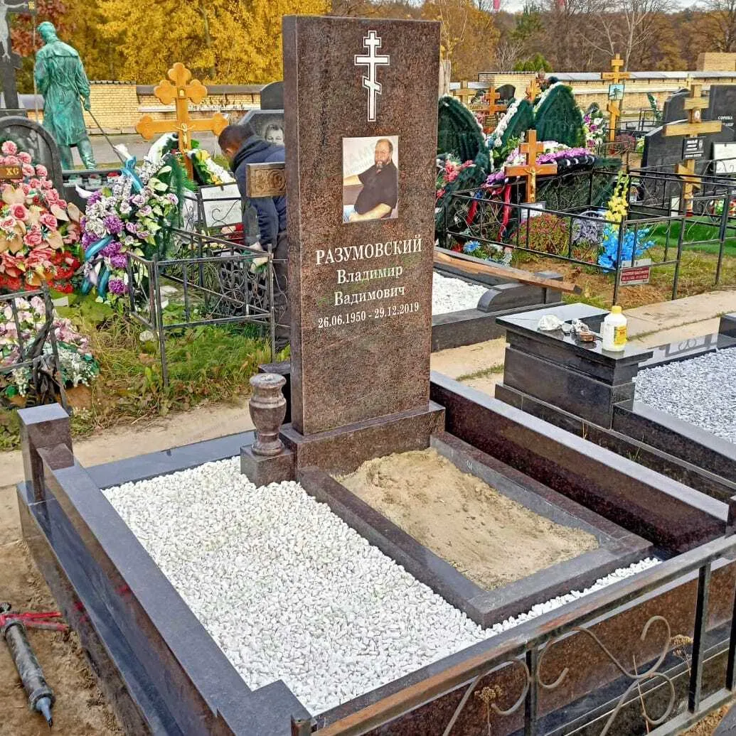 Пескоструйная гравировка на камне, покраска белым акрилом