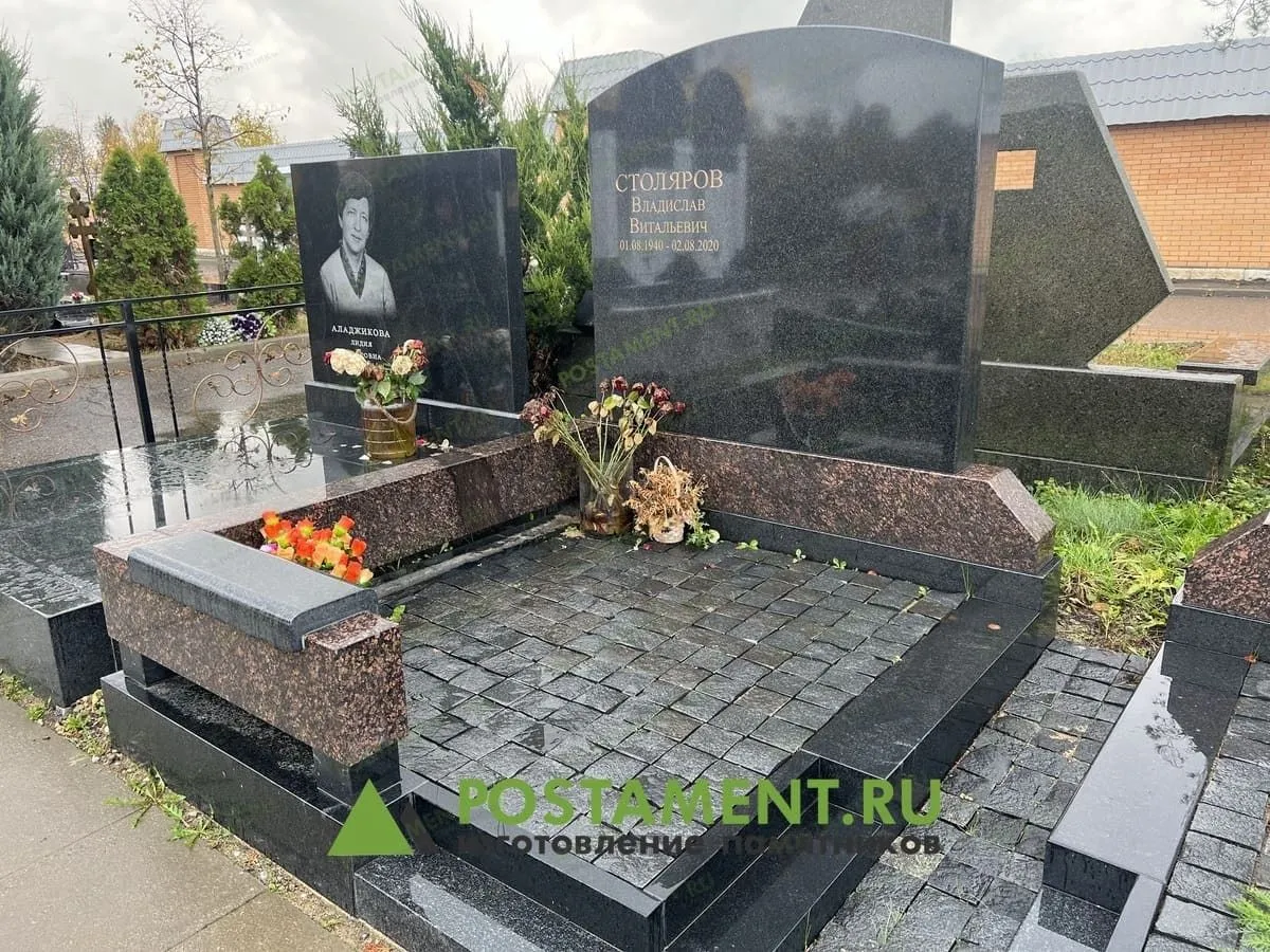 Часть семейного захоронения, с брусчаткой