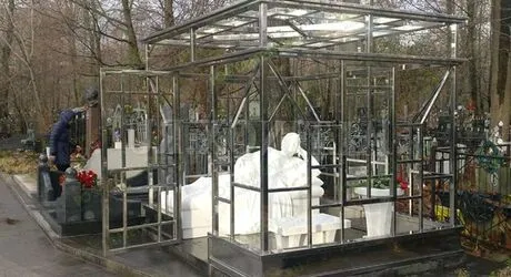 Семейные склепы на кладбище