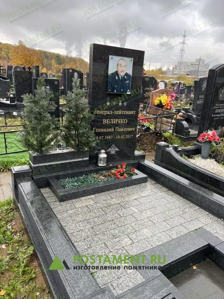 Комплекс с клумбой в цоколе