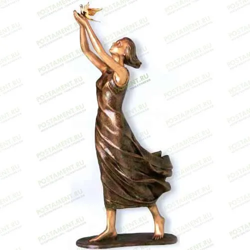 Скульптура девушки с голубем из бронзы на памятник