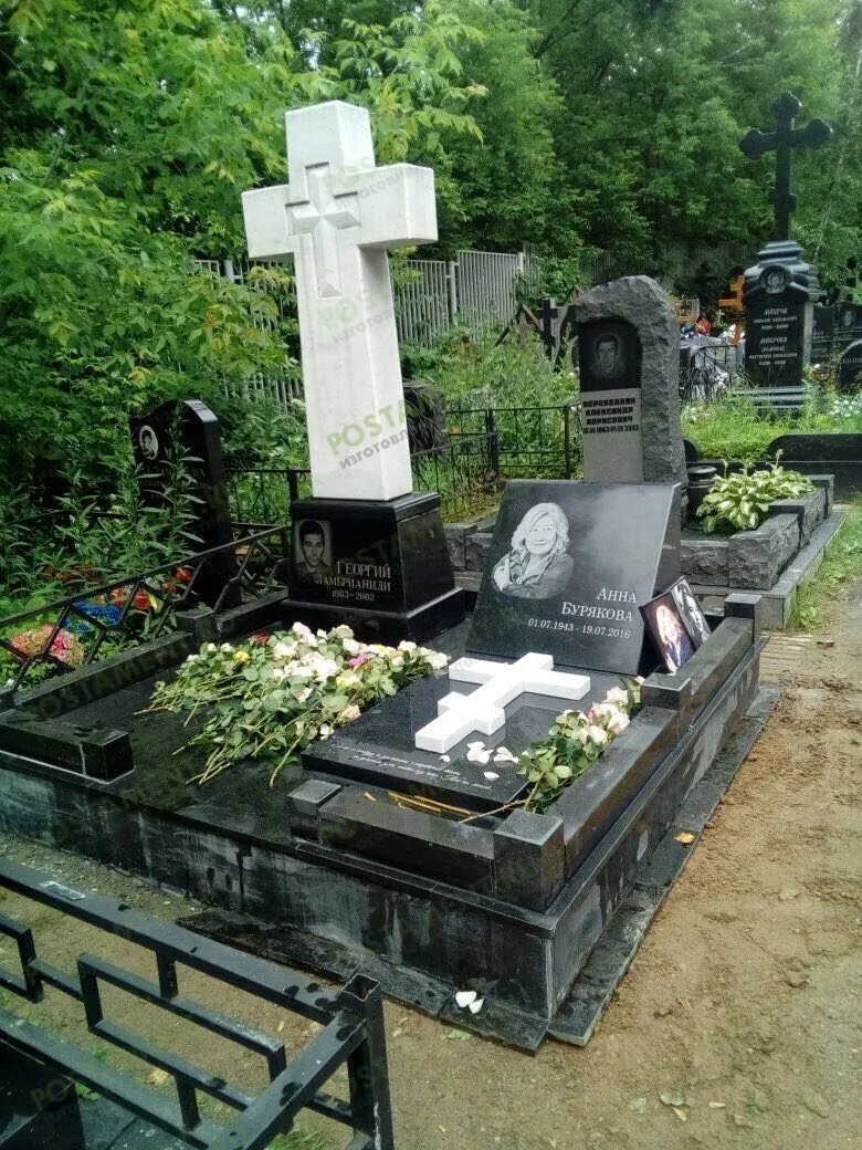 Крест из мрамора Коелга четырехконечный