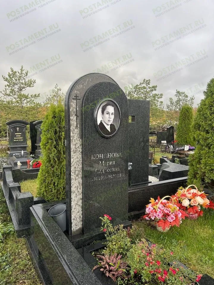 Неполированный гранит под дождем