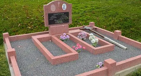 Розовые памятники на могилу