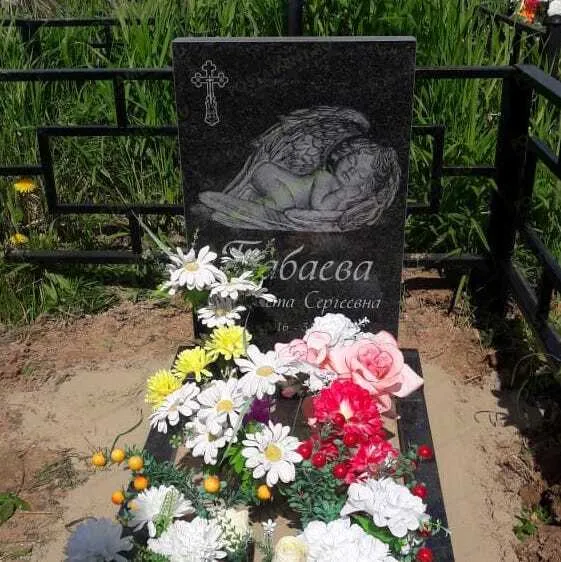 Памятник бюджетный с гравировкой ангелочка