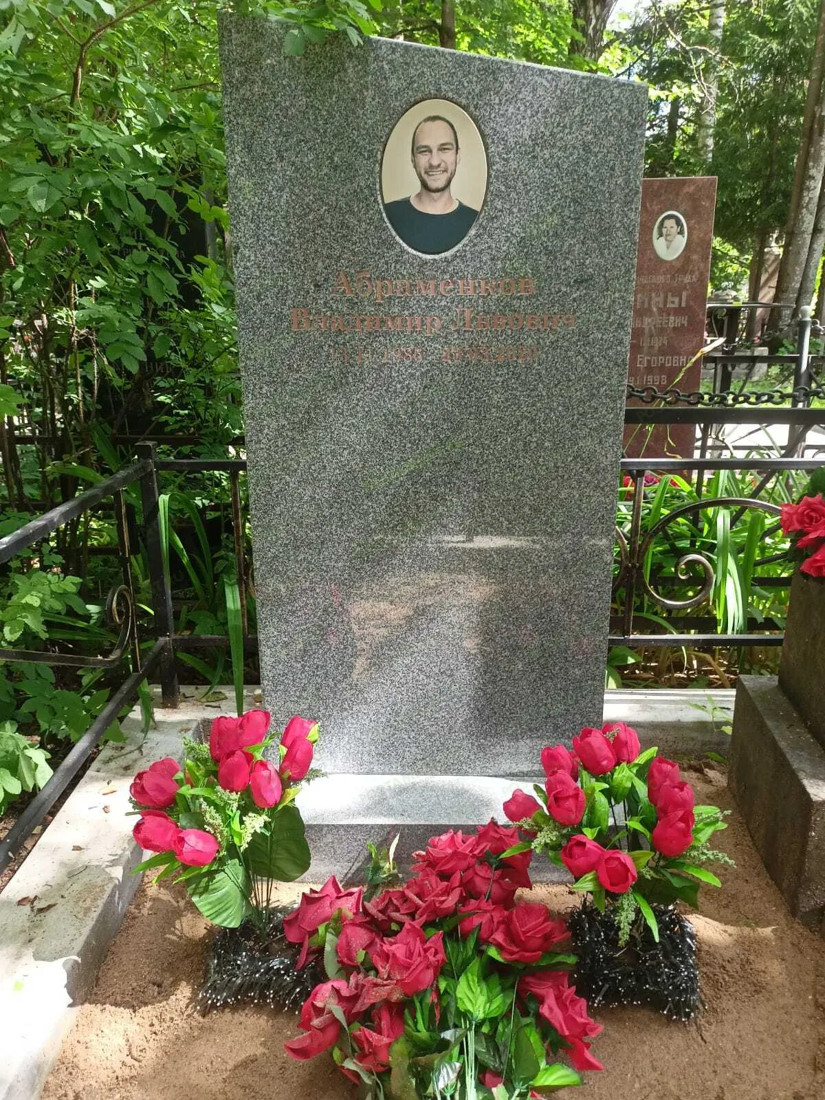 Прямой памятник  из серого гранита Цветок Урала