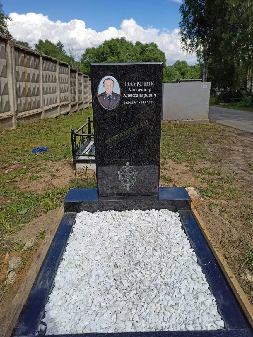 Прямой памятник из карельского гранита на могилу 110х80