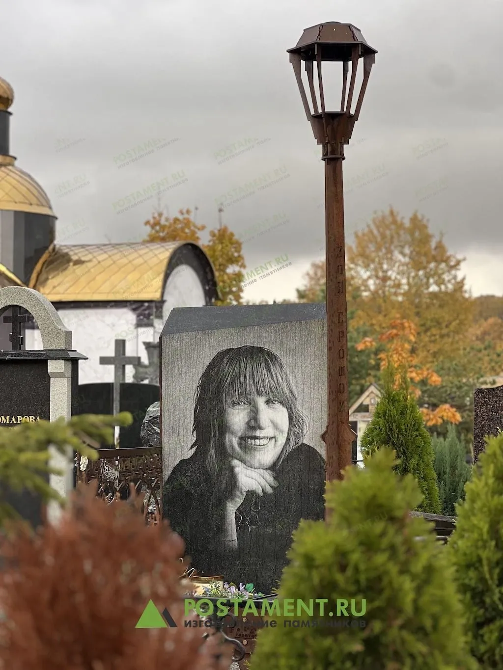 Памятник с покрытием антидождь